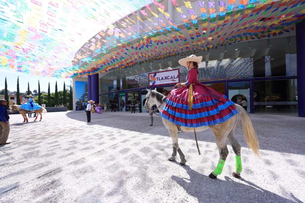 INVITA GOBIERNO DEL ESTADO A TERCERA MUESTRA DE VESTIDOS Y ATUENDOS DE DAMAS&nbsp;CHARRAS